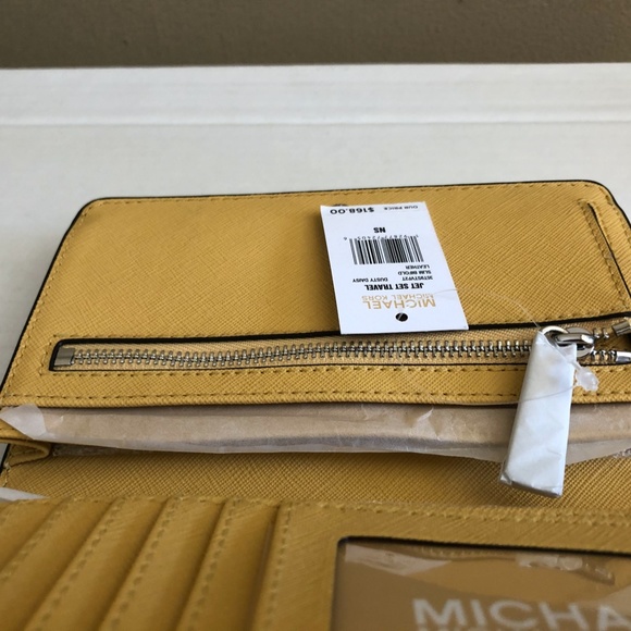 Michael Kors Jet Set Travel Wallet - Picture 6 of 7